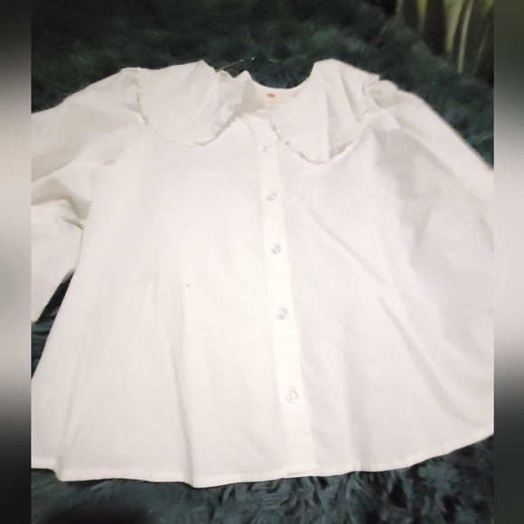 Puffy white blouse with Peter pan collar. - Picture 2 of 3